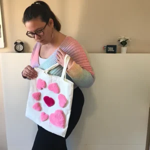 El bolso tote bag redondo de corazones