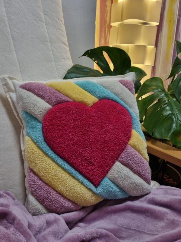 Cojín corazón arcoiris
