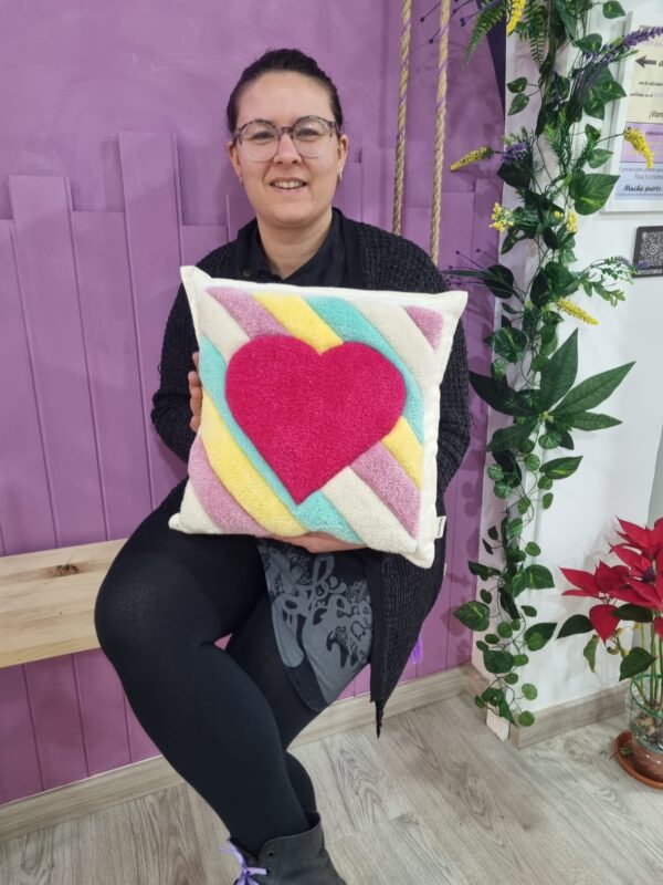 Cojín corazón arcoiris - Imagen 3