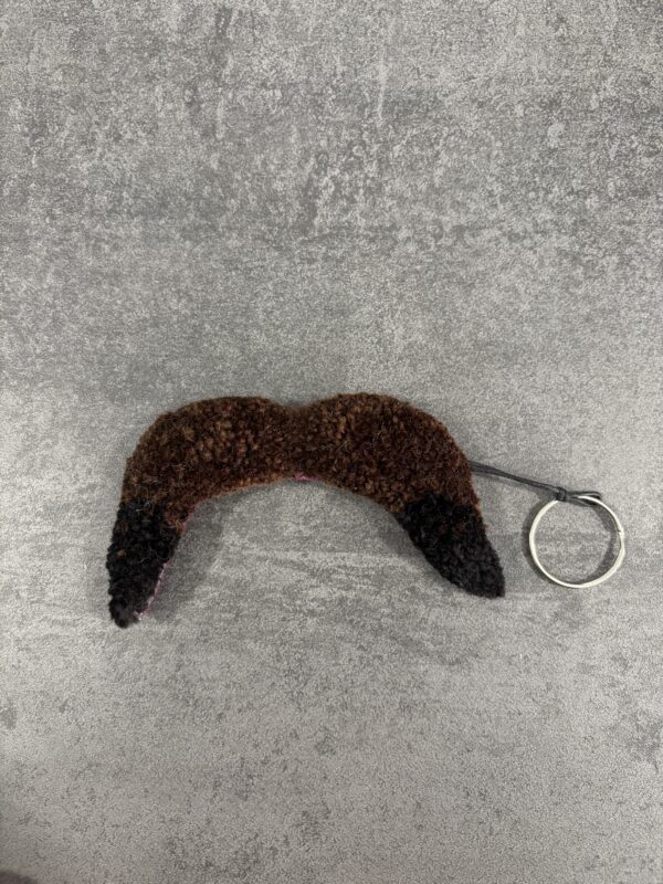 Bigote grande marón