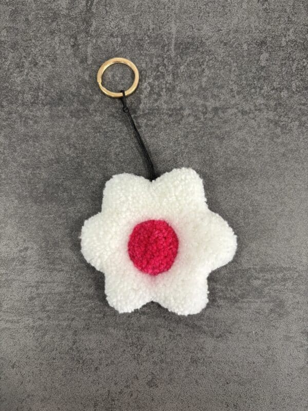 Flor blanca y fucsia