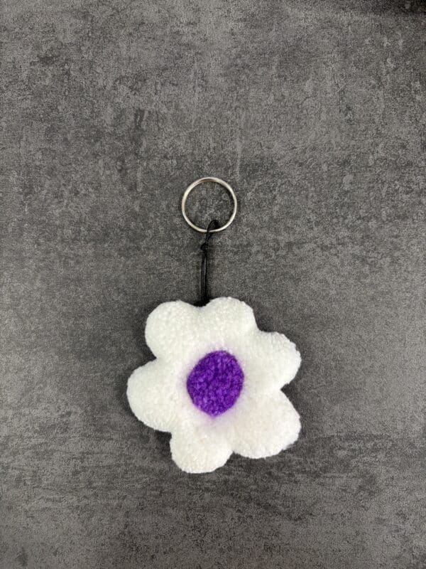 Flor blanca y morada