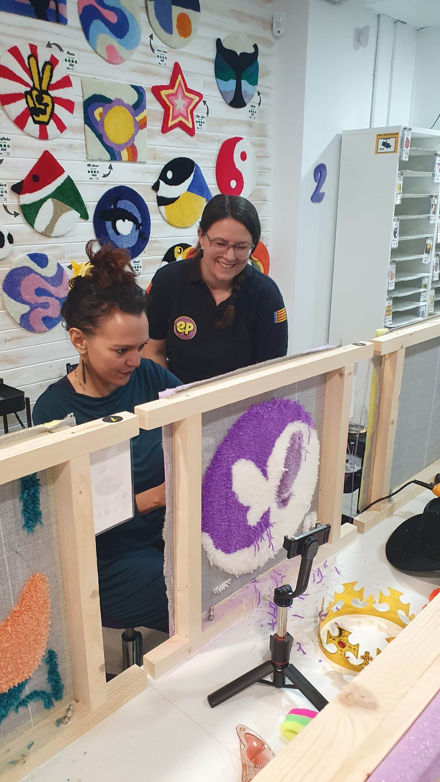 Taller de tufting – clienta concentrada en su marco