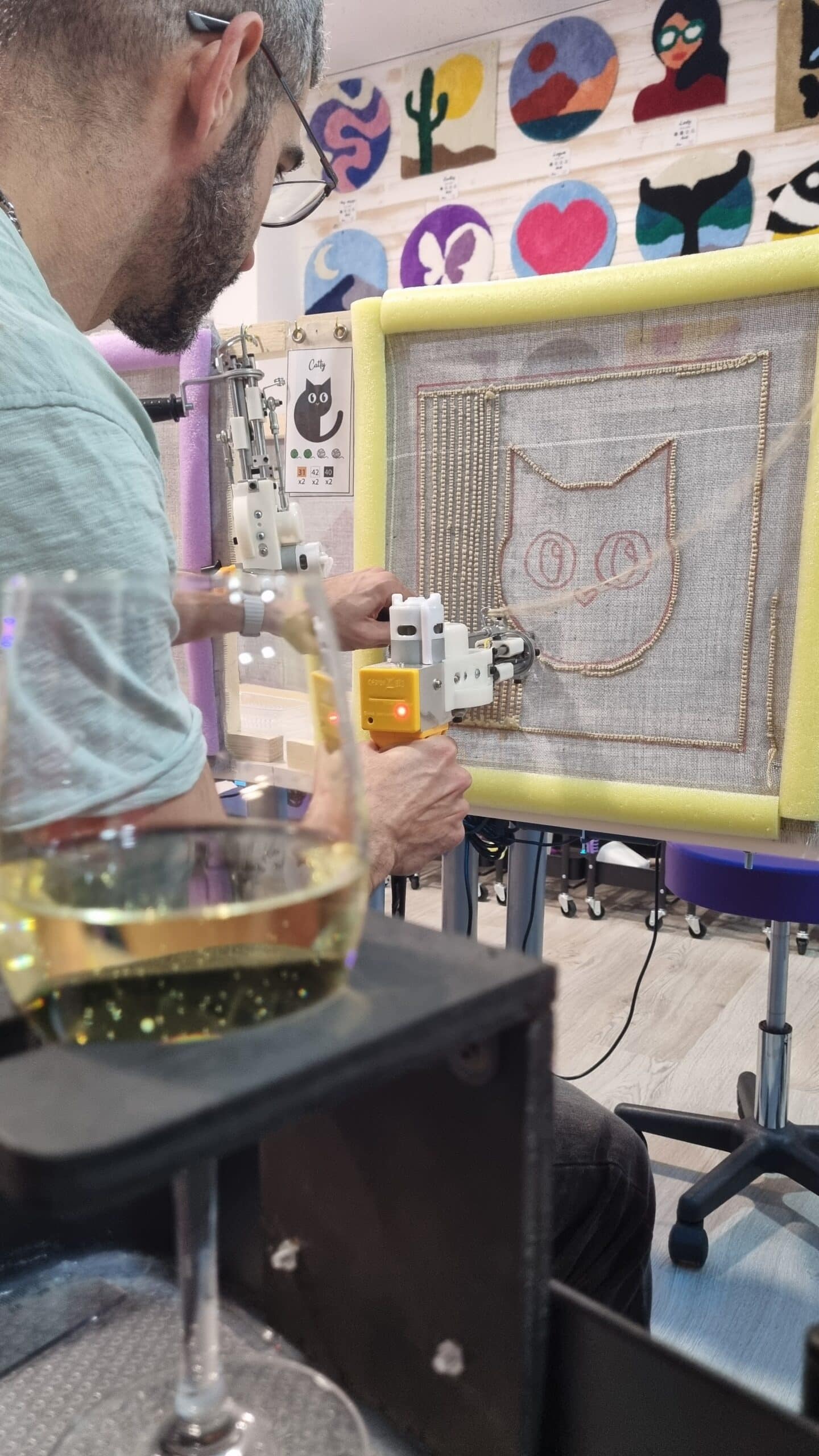 Primer plano de la máquina de tufting en uso durante el taller