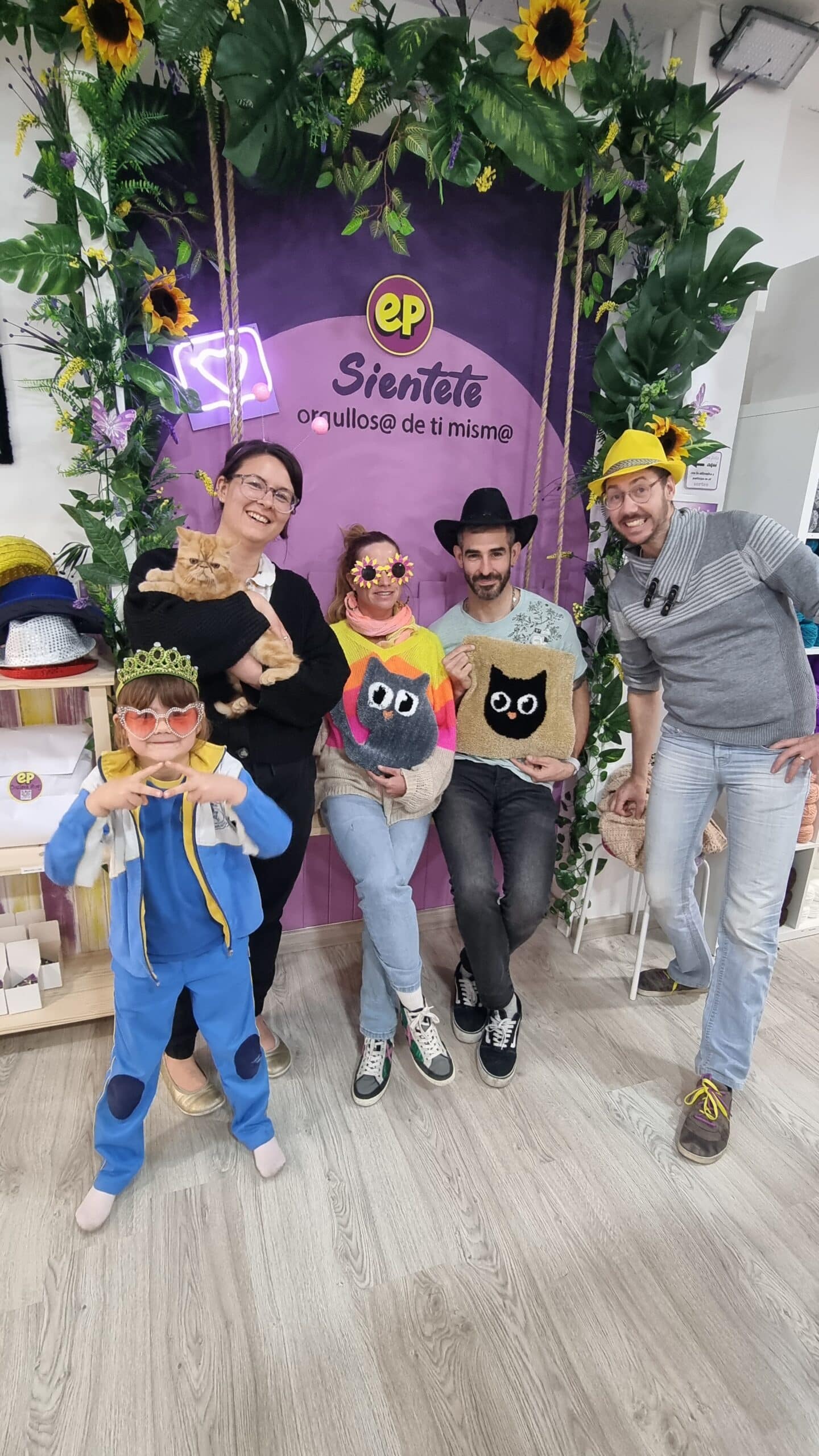 El equipo de EP tuftin rug con dos clientes