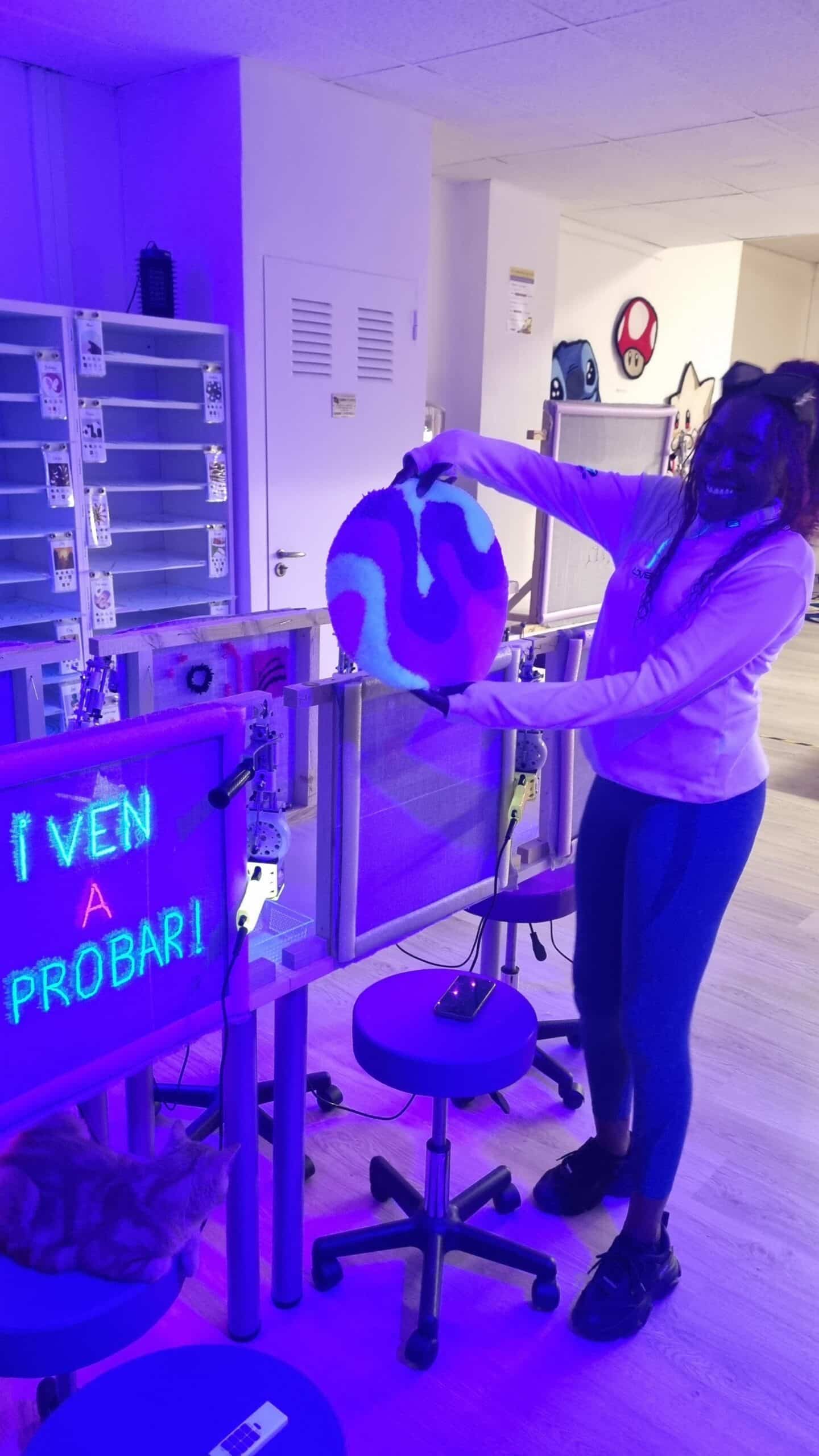 taller único de tufting en valencia con luz ultravioleta