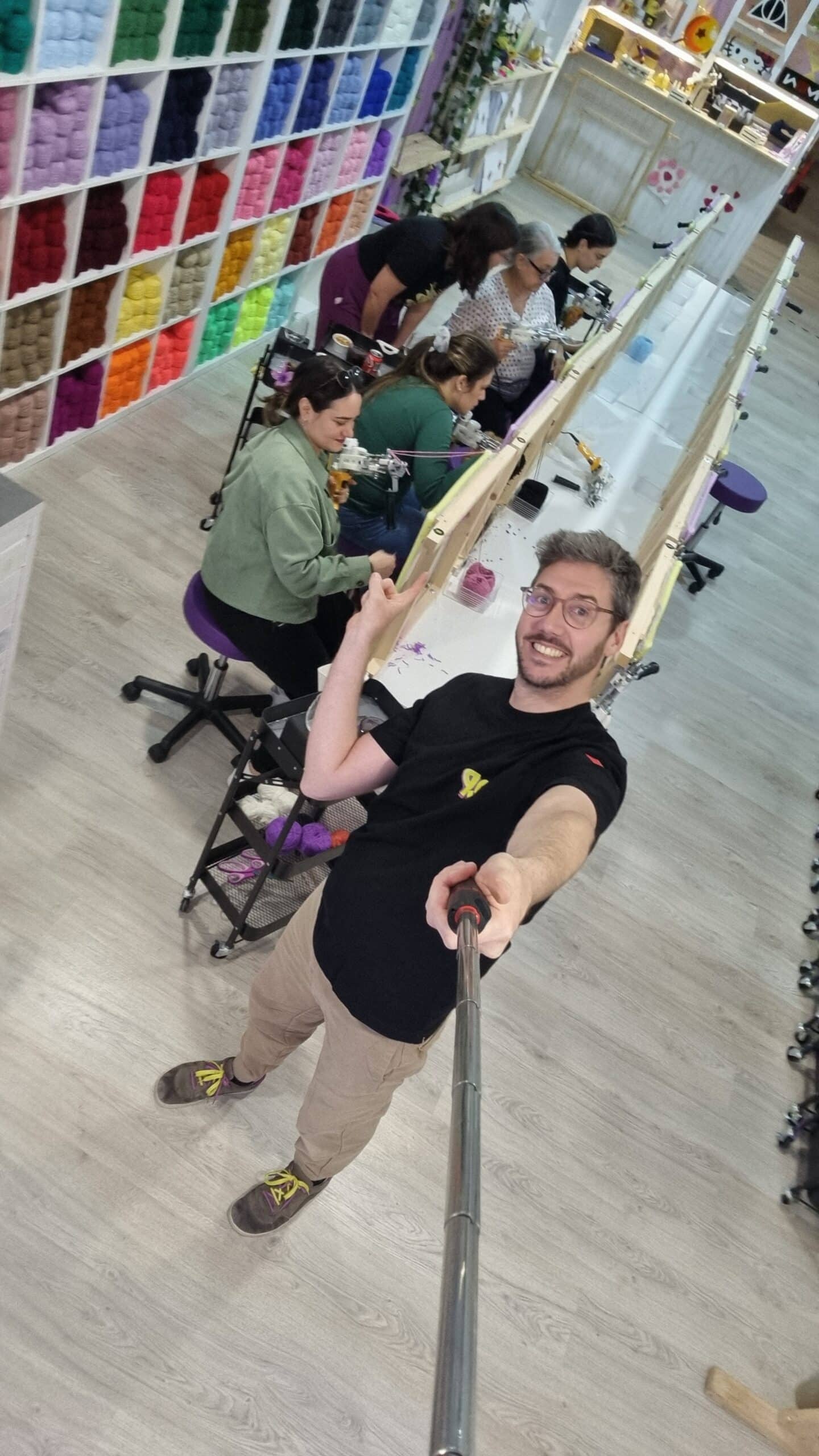 Cliente levantando pistola de tufting con energía