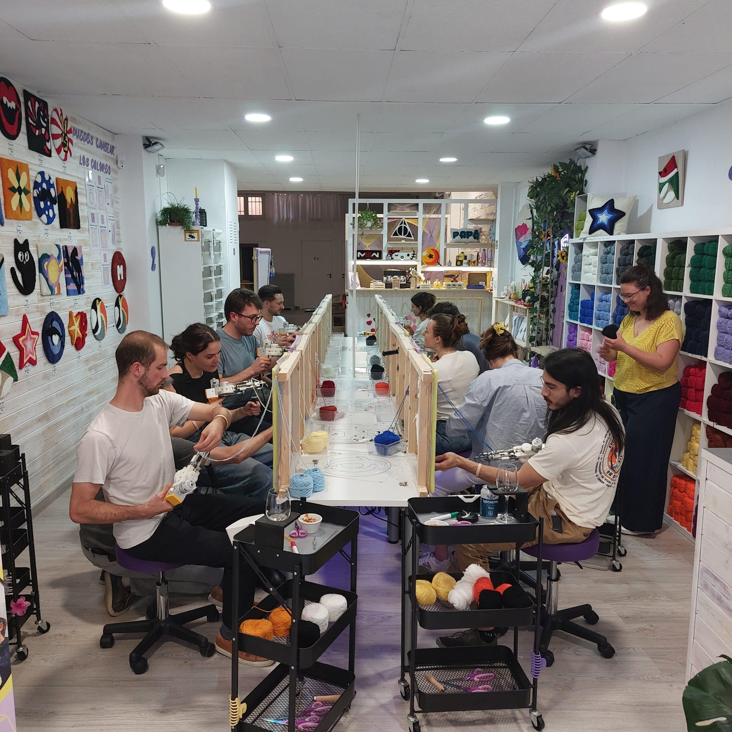 Grupo de participantes durante un taller de tufting en Valencia
