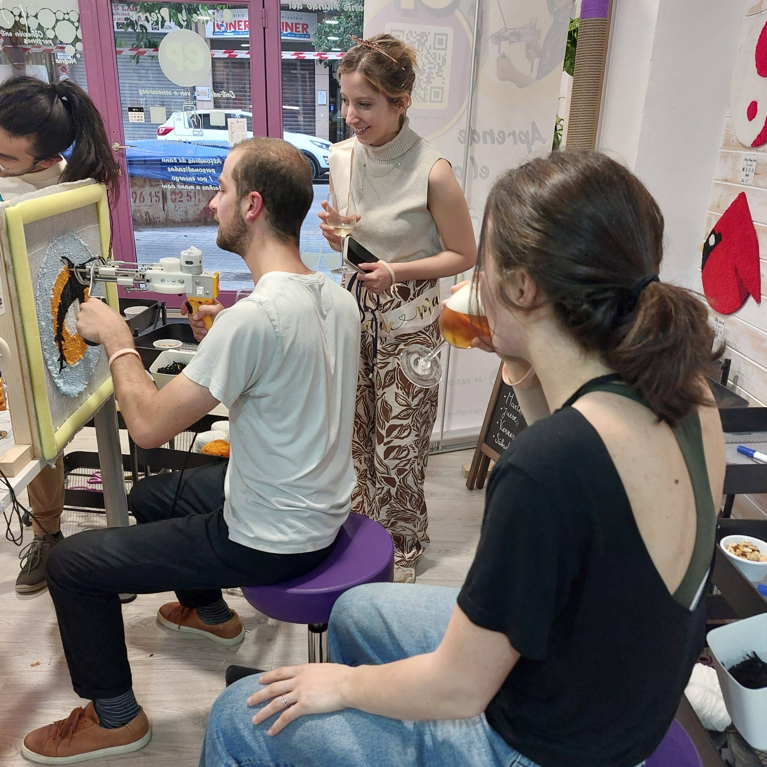 Cliente tuftando una alfombra en colores violeta y blanco