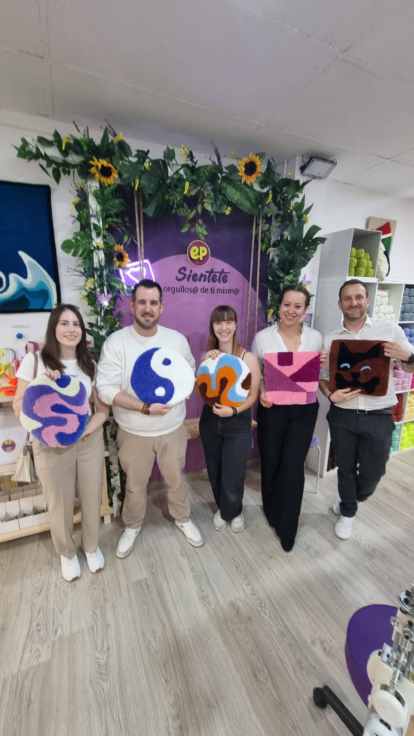 Grupo posando con alfombras personalisadas de tufting