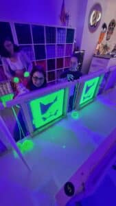 Estación de trabajo con luz ultravioleta y alfombras neón