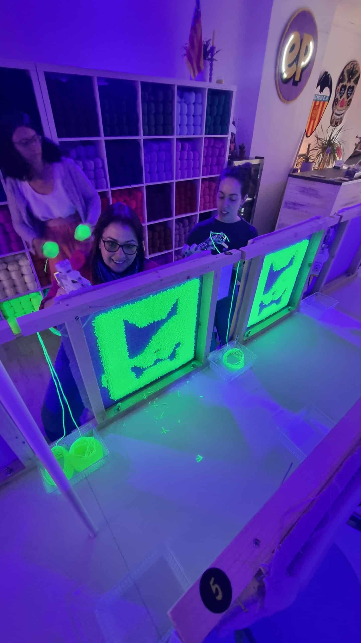 Estación de trabajo con luz ultravioleta y alfombras neón