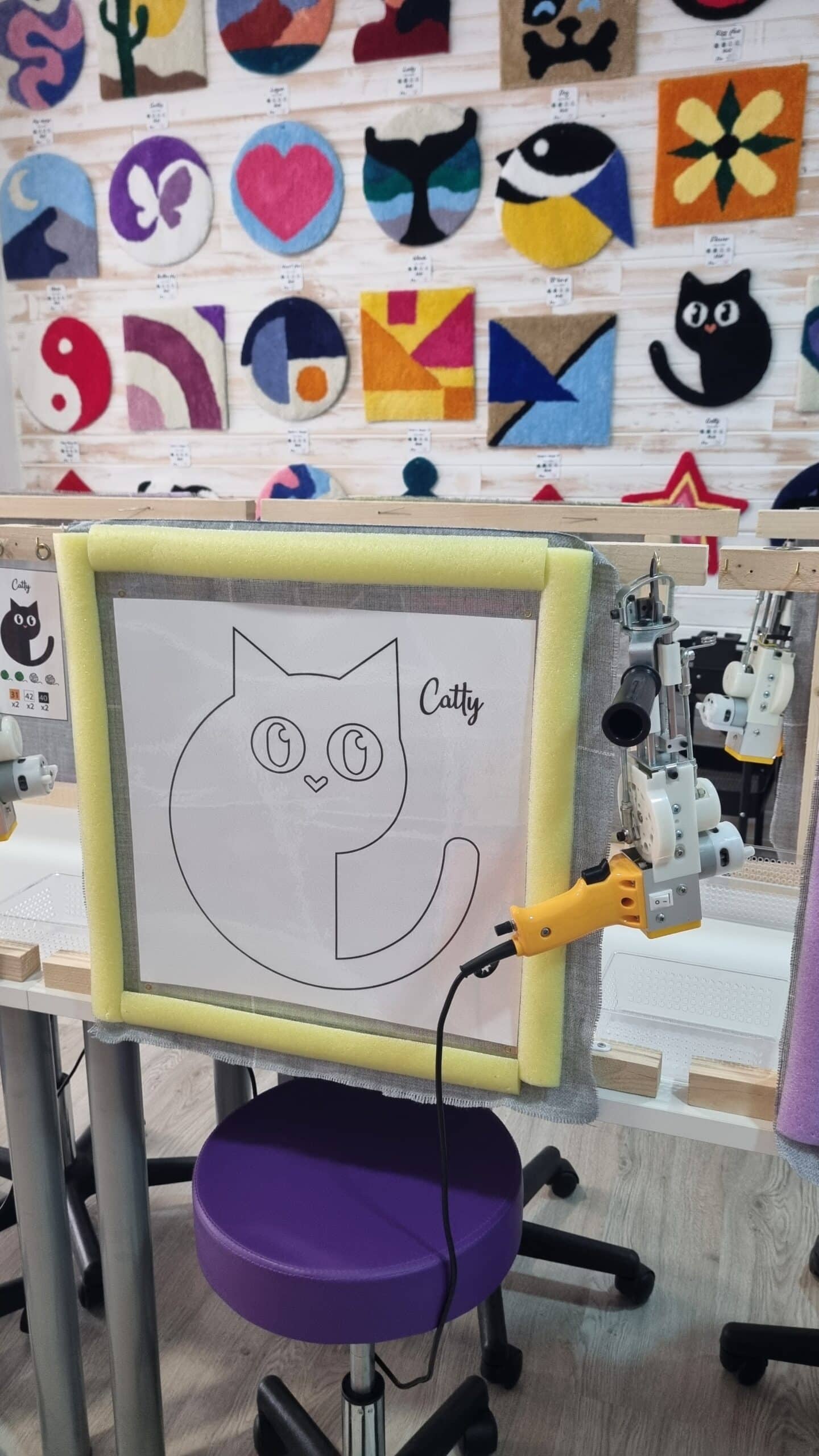 Modelo de gato hecha a mano sobre lienzo de tufting