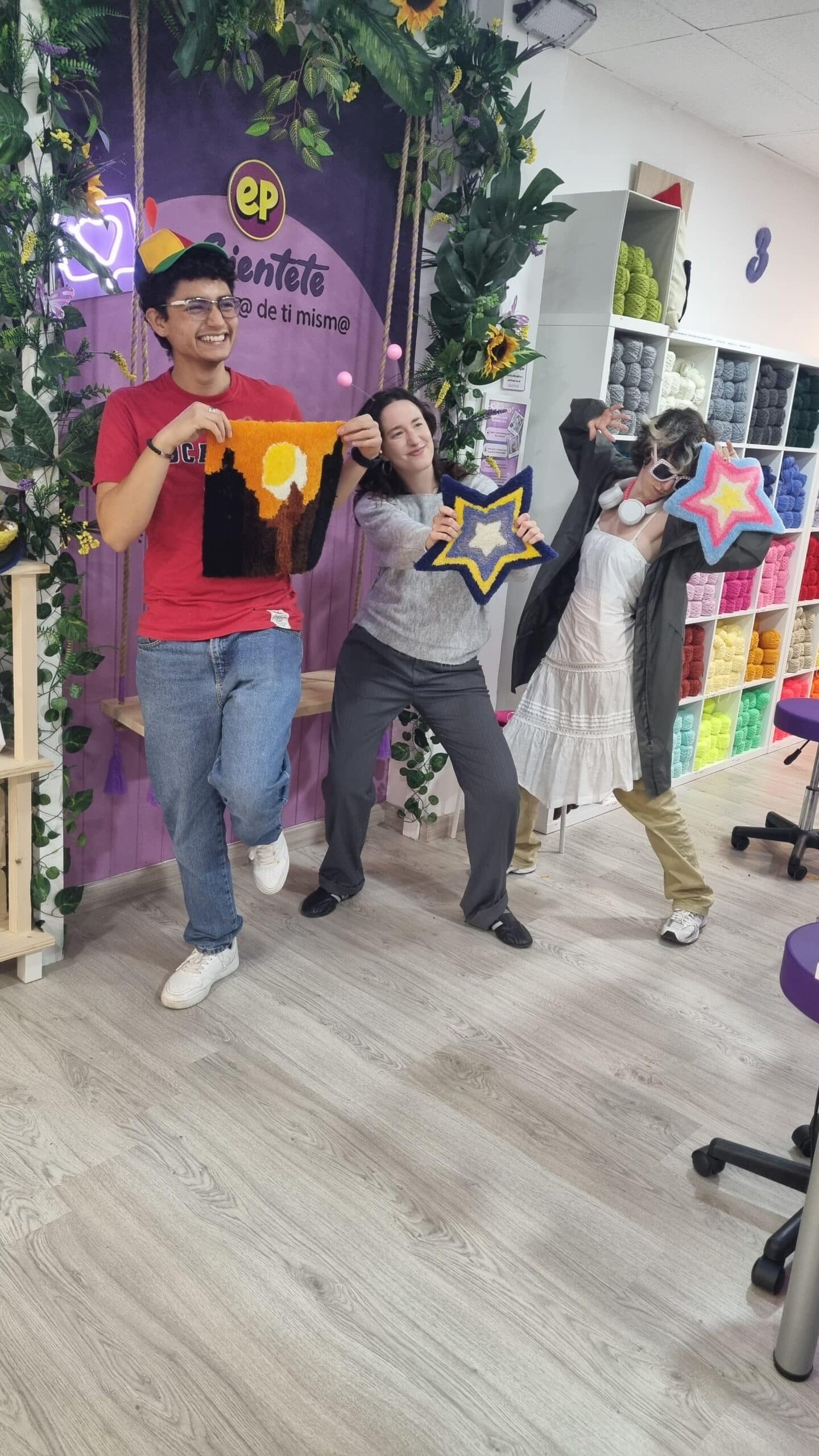 Grupo de amigos con alfombritas tufting personalizadas