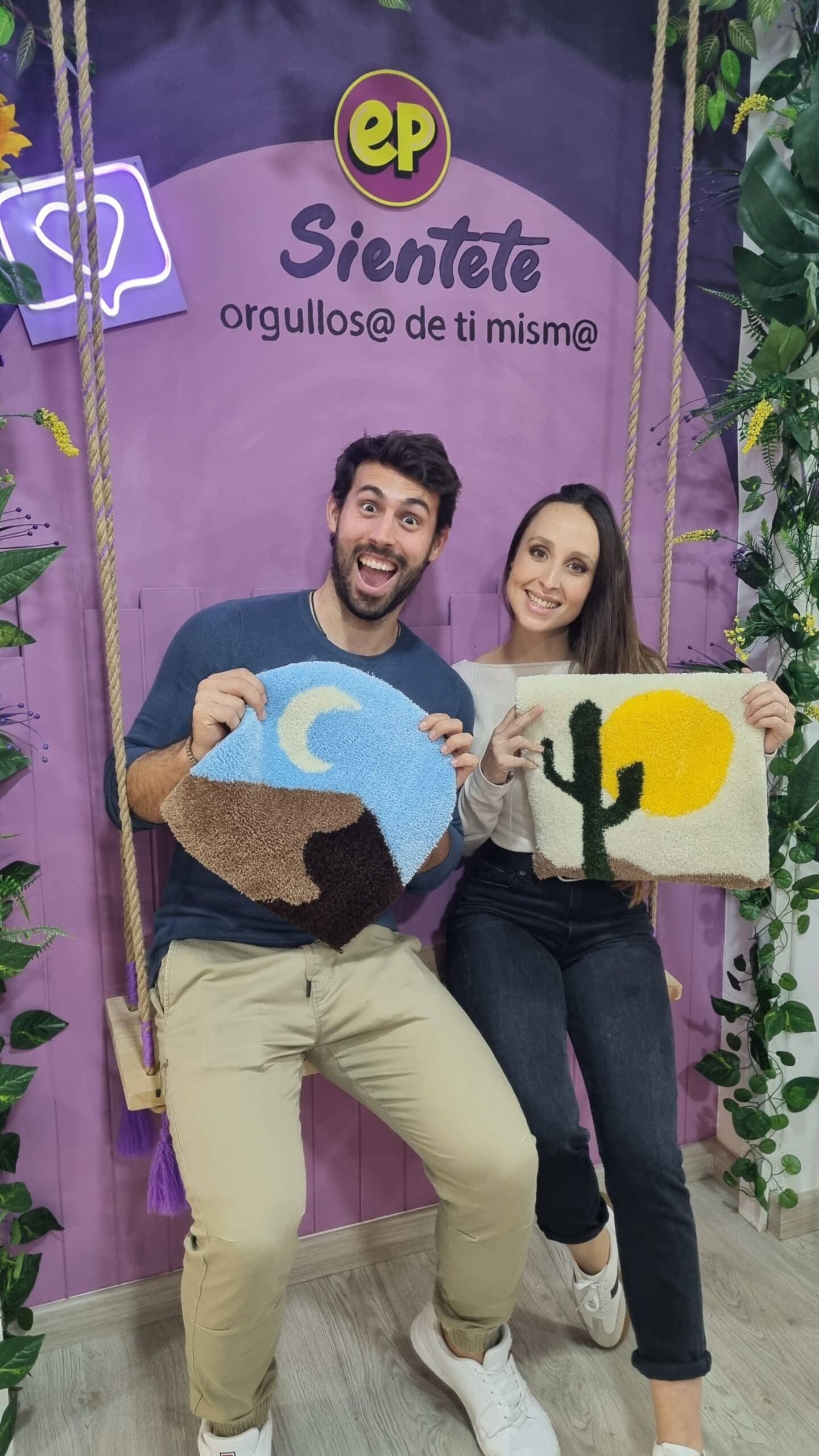 Pareja posando con su creación de tufting