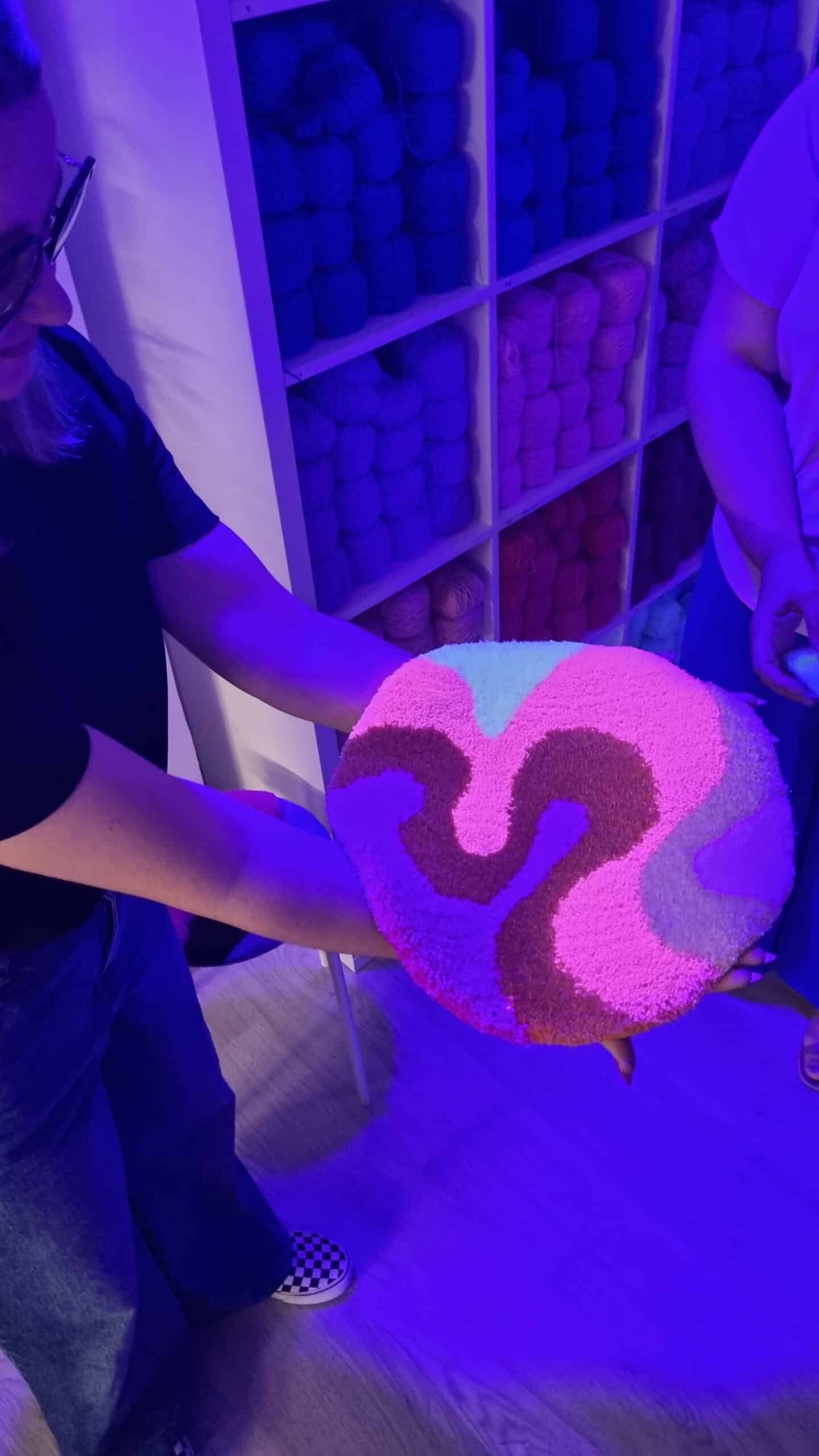 Alumna orgullosa de su alfombrita a la luz ultravioleta