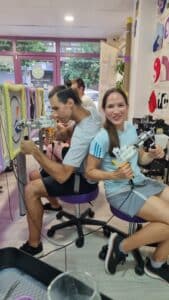 Pareja compartiendo marco de tufting durante el taller