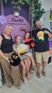 Familia mostrando sus creaciones personalizadas con orgullo