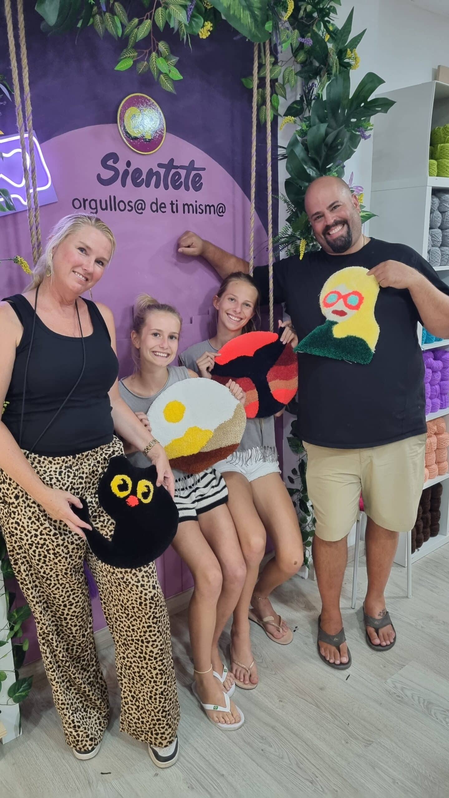 Familia mostrando sus creaciones personalizadas con orgullo