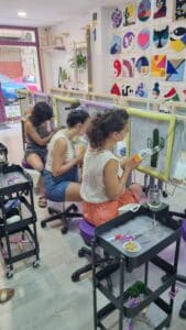 Participantes tuftando juntas en el taller EP Custom Rug