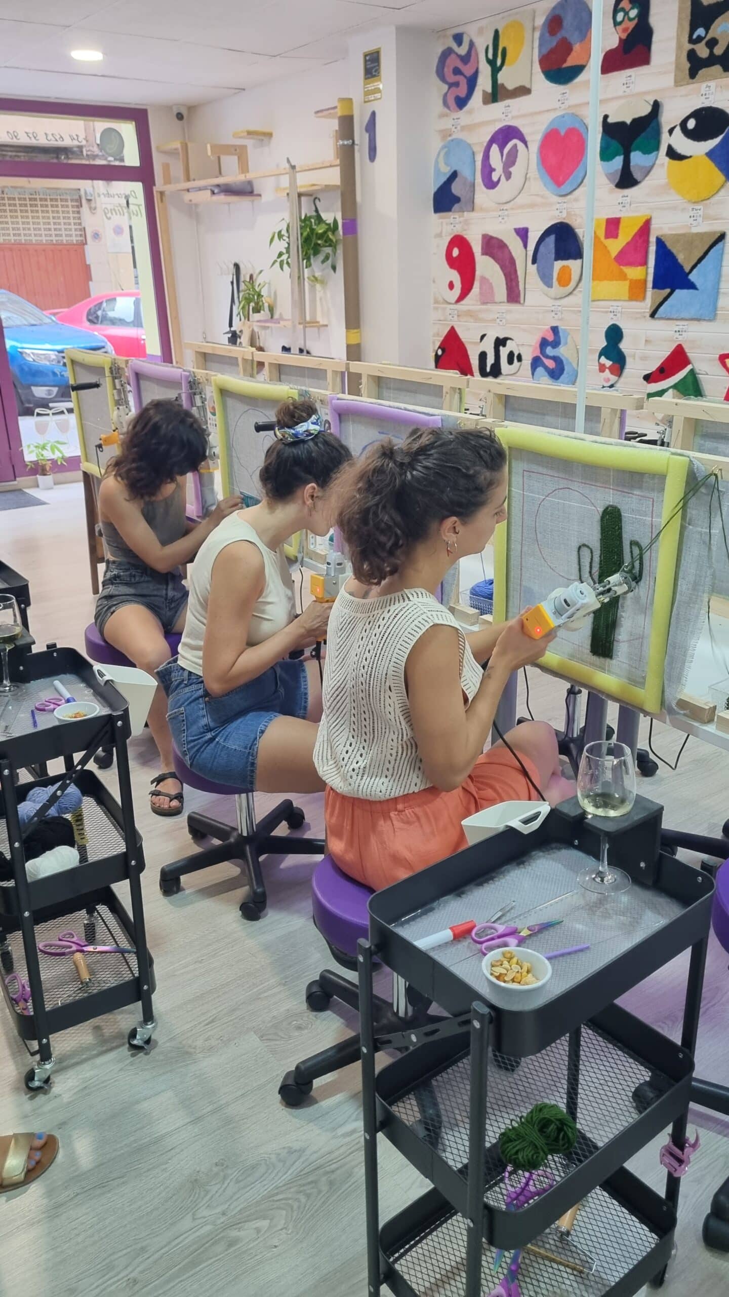 Participantes tuftando juntas en el taller EP Custom Rug