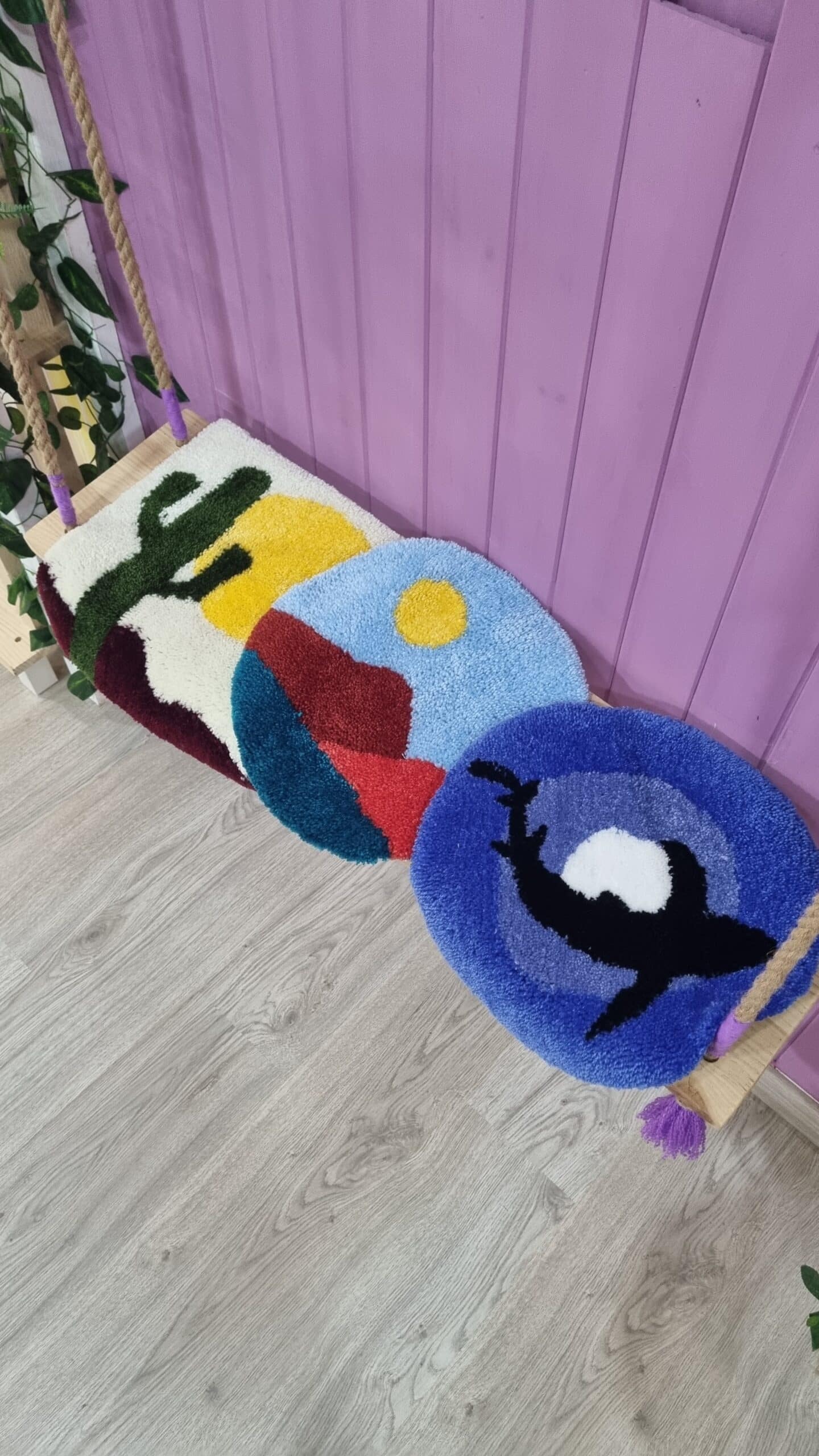 Alfombras redondas coloridas hechas por participantes