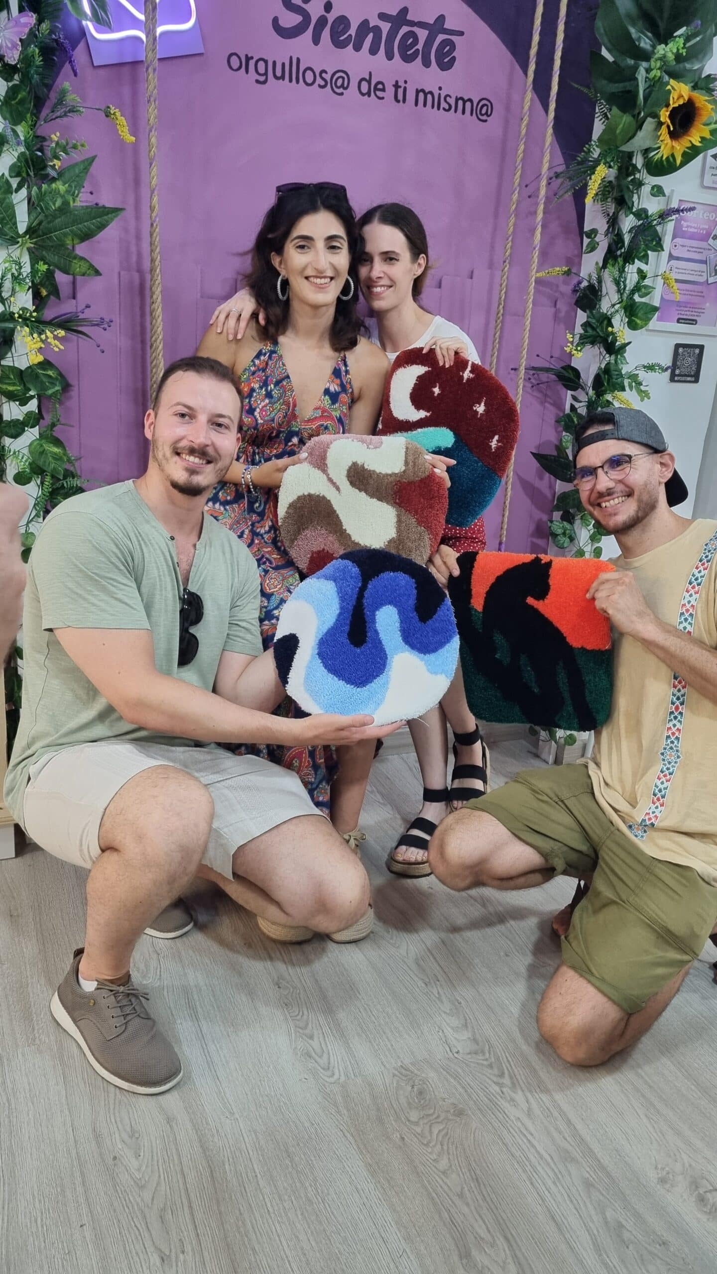 Clientes mostrando con orgullo su alfombra personalizada