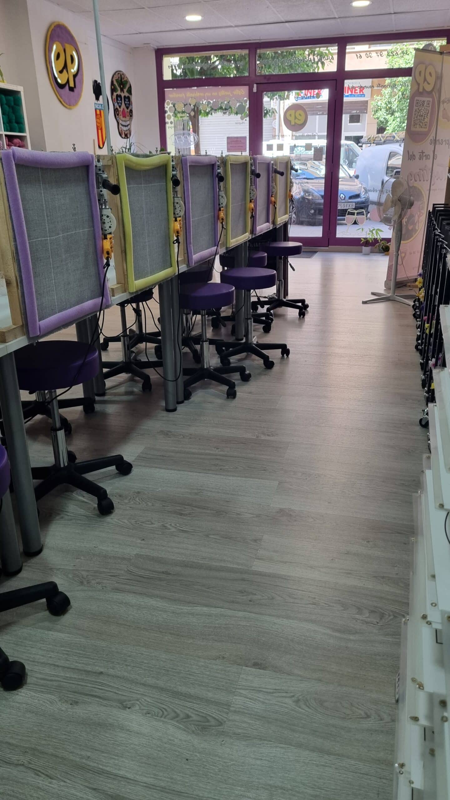 Vista de la sala del taller con mesas alineadas