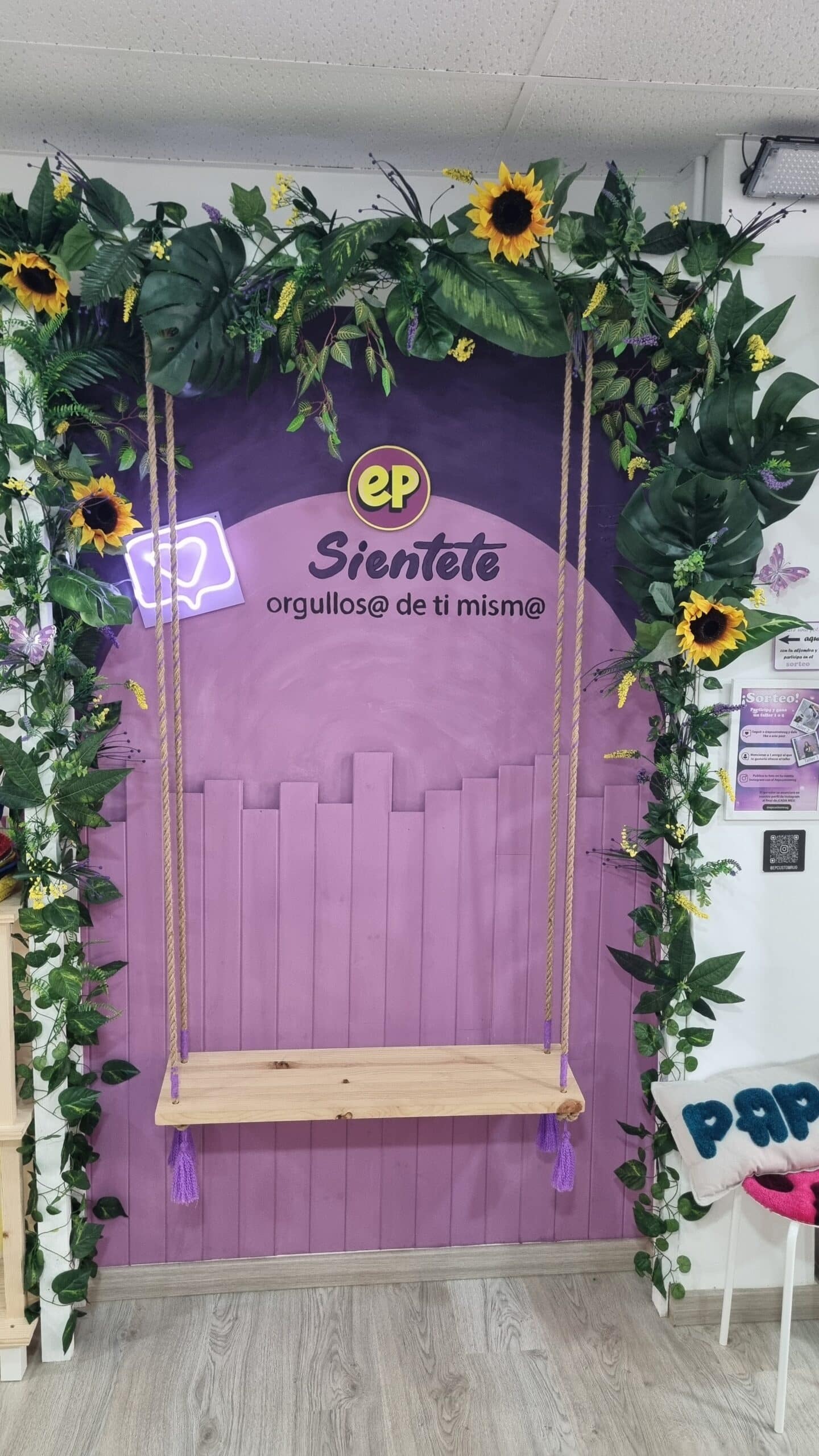 Rincon decorado con logo EP Custom Rug y flores