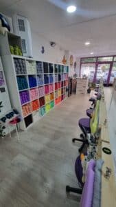 Estantería de 51 colores de lana