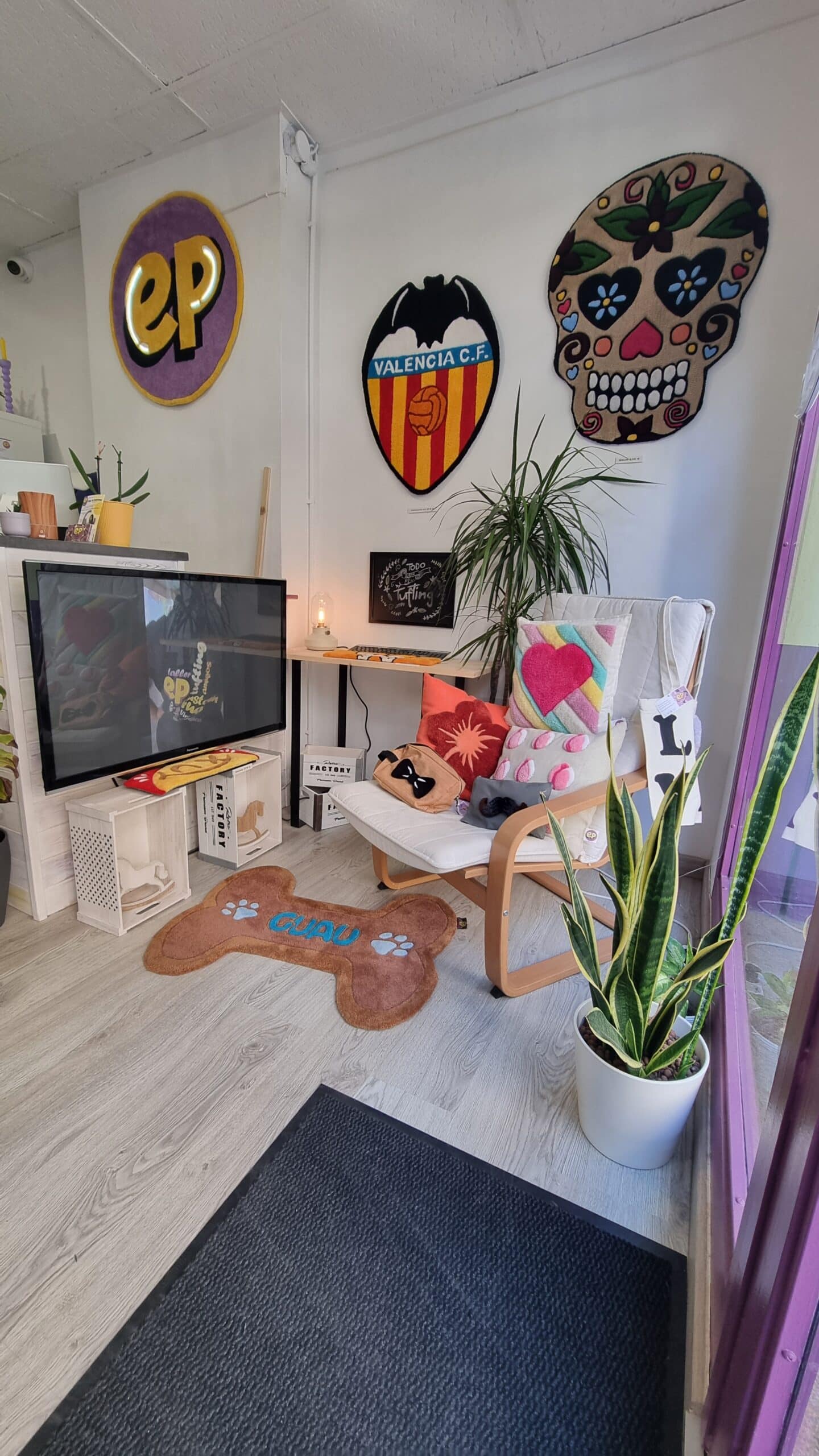 Vitrina decorada con cojines y plantas