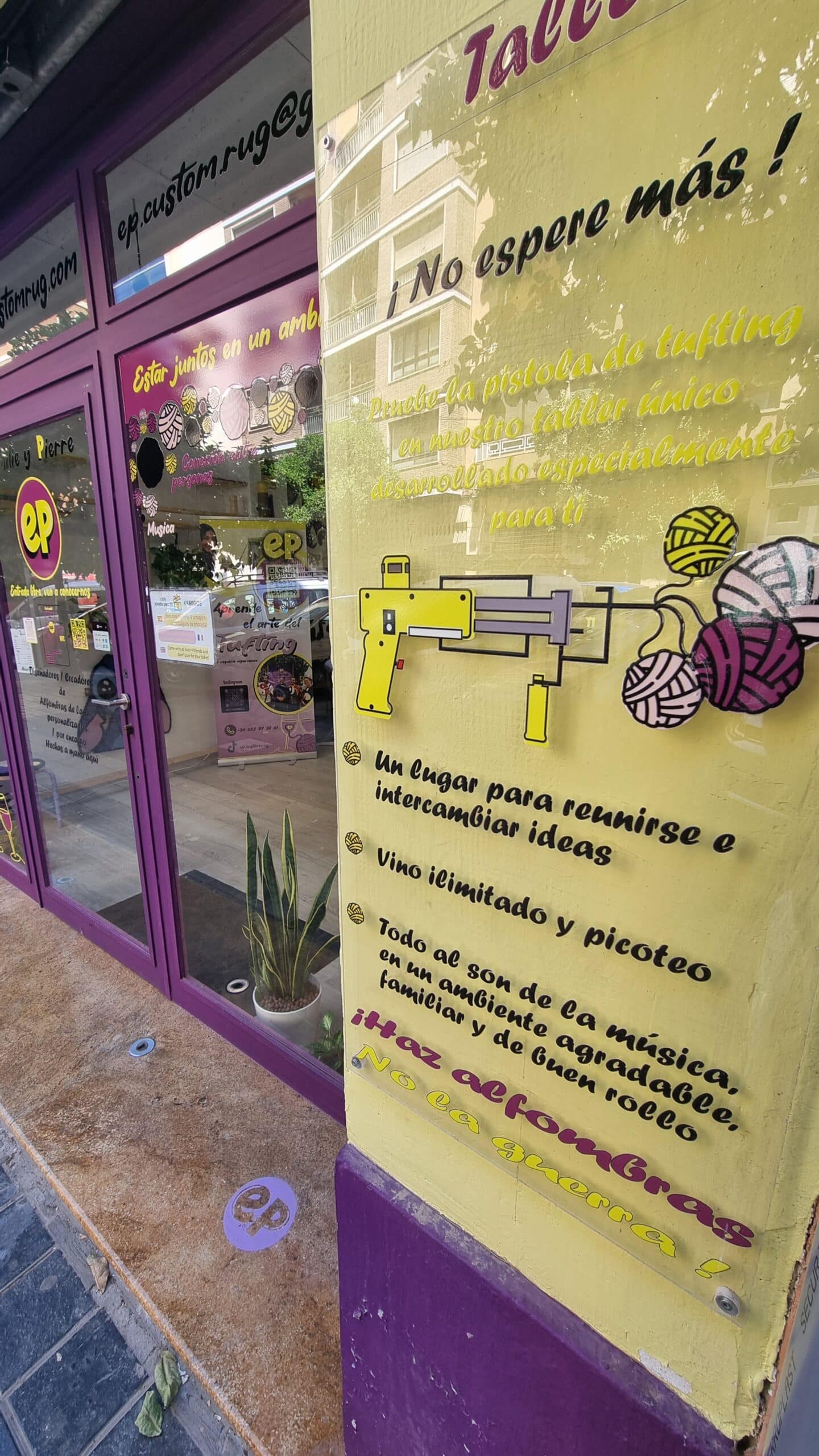 Cartel promocional sobre servicios del taller