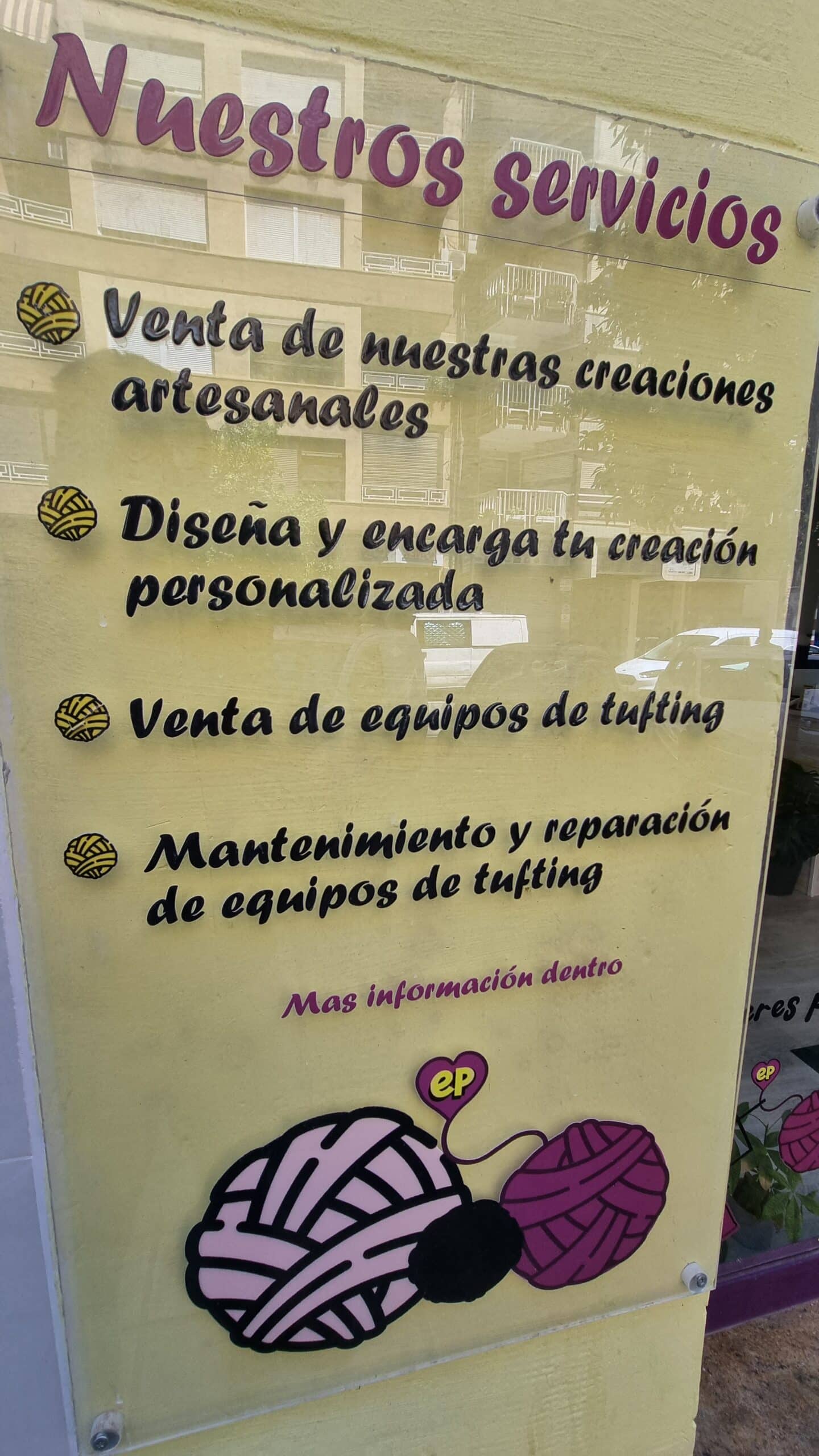 Detalle del cartel informativo amarillo sobre el tufting