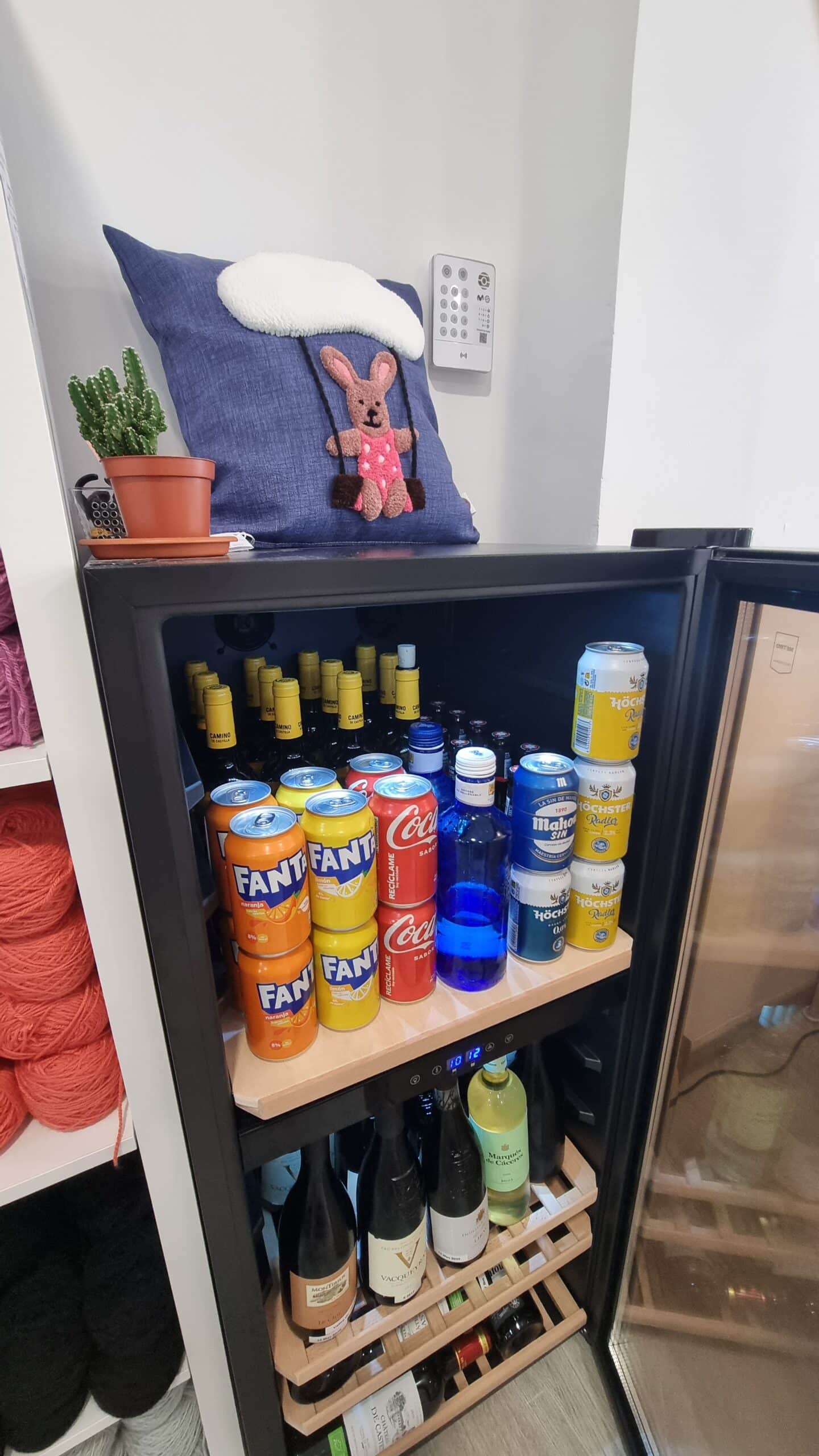 Nevera llena de bebidas frescas y vino